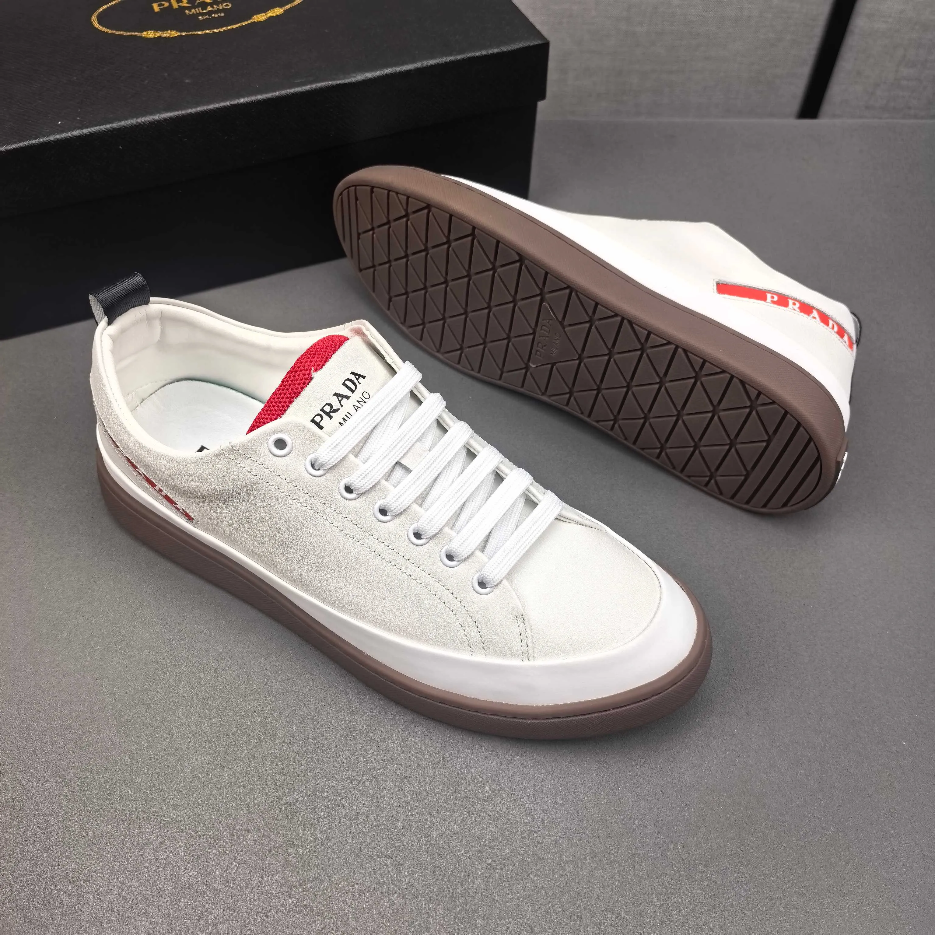 PP420❣️❣️❣️Prada set off the audience! Prada, an international brand that is constantly innovating, this men's casual shoe, the original version, made of cowhide leather at a ratio of one to one at the store, with leather feet and rubber non-slip outsole, breathable and comfortable, quality speaks for itself👄38-44